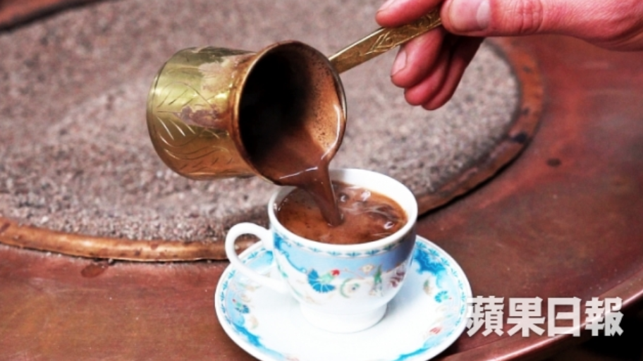 煮咖啡會用cezve，即長柄土耳其咖啡壺，將水、咖啡粉同糖一起煮，過程不會過濾咖啡粉。所以喝，連粉喝，有粗糙的質感。