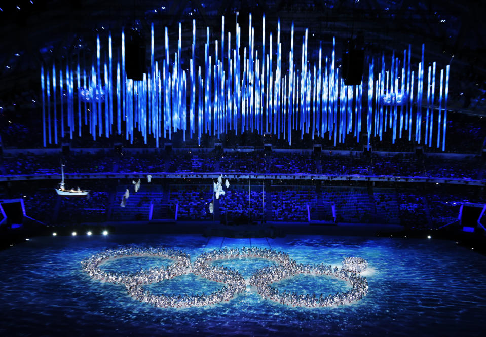 Performers recreate the ring that did not open during the opening ceremony during the closing ceremony of the 2014 Winter Olympics, Sunday, Feb. 23, 2014, in Sochi, Russia (AP Photo/Ivan Sekretarev)