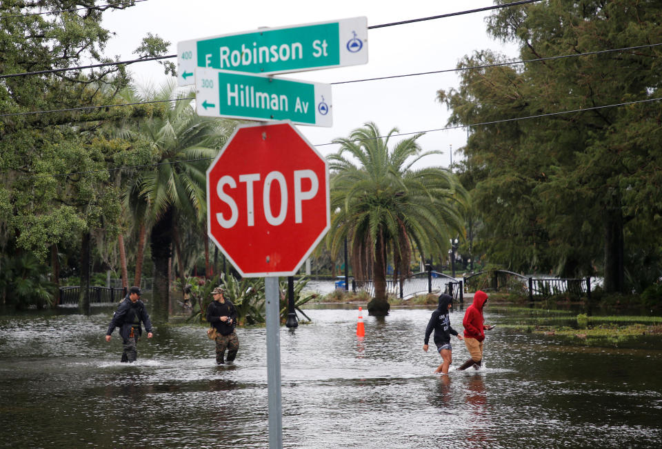 Les gens marchent au milieu des eaux de crue après que l'ouragan Ian a causé des dégâts et des inondations généralisés à Orlando, Floride, États-Unis, le 29 septembre 2022. REUTERS/Joe Skipper