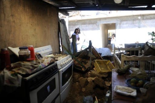 En la mayoría de calles del poblado quedan sin remover escombros de las casas destrozadas por la furia del terremoto de 7,4 grados de intensidad que, según el último balance oficial, dejo 52 muertos, 22 desaparecidos, 155 heridos y miles de damnificados. (AFP | johan ordonez)