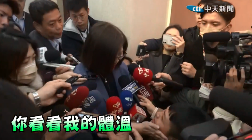 管碧玲（中）3月1日被中天記者林宸佑（右下）追問問題時，摸了林宸佑的臉。（圖 / 擷取自中天新聞YouTube）