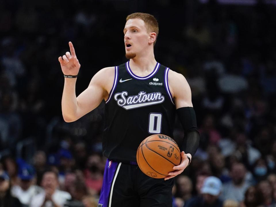 Donte DiVincenzo holds the ball and calls out during a game.