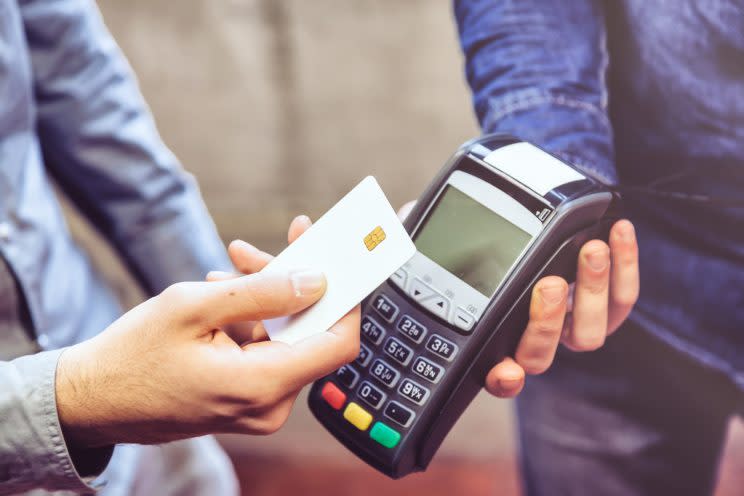 <p><b>Wie funktioniert kontaktloses Bezahlen?</b><br> "Kontaktloses Bezahlen funktioniert mit Girocards und Kreditkarten, die mit einem sichtbaren Mikrochip und einer unsichtbaren Funkantenne ausgestattet sind. Die Karte und das Lesegerät kommunizieren mittels NFC-Technik miteinander", erklären die Experten von Stiftung Warentest in der aktuellen Ausgabe des Verbrauchermagazins Finanztest. NFC ist die Abkürzung für "Near Field Communication" (auf Deutsch: Nahfeldkommunikation) und ist ein internationaler Übertragungsstandard zum kontaktlosen Austausch von Daten. Kunden die über den Funkstandard bezahlen möchten, halten ihre Karte einfach wenige Zentimeter vor das Lesegerät, ein Piepton bestätigt die Zahlung. Für Beträge über 25 Euro ist die Eingabe der Geheimzahl oder eine Unterschrift nötig.</p>