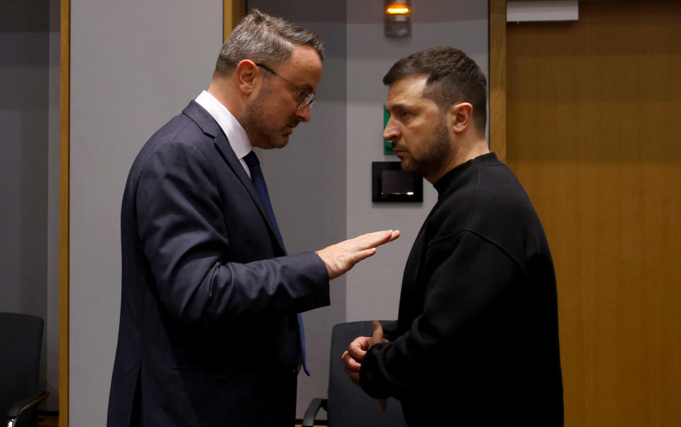 Xavier Bettel spricht mit Wolodymyr Selenskyj (Bild: REUTERS/Johanna Geron/Pool)