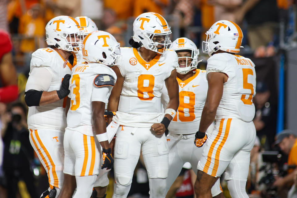 Tennessee QB Nico Iamaleava (8) viert feest met zijn team na een touchdown tijdens hun overwinning op NC State. (Nicholas Faulkner/Getty Images)