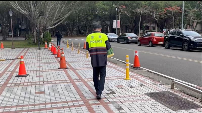 國立清華大學再收恐嚇炸彈威脅，警方到場巡視。（圖／翻攝畫面）