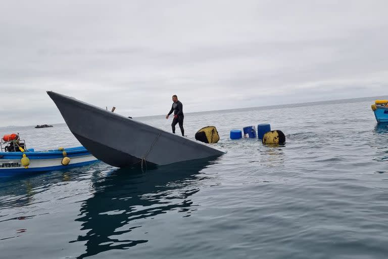 Esta foto sin fecha publicada por la Armada ecuatoriana el 29 de octubre de 2021 muestra una embarcación  después de que fuera incautada en aguas internacionales del Océano Pacífico. Según la Armada, las personas fueron detenidas en el bote semisumergible utilizado para transportar drogas. (Armada de Ecuador vía AP)