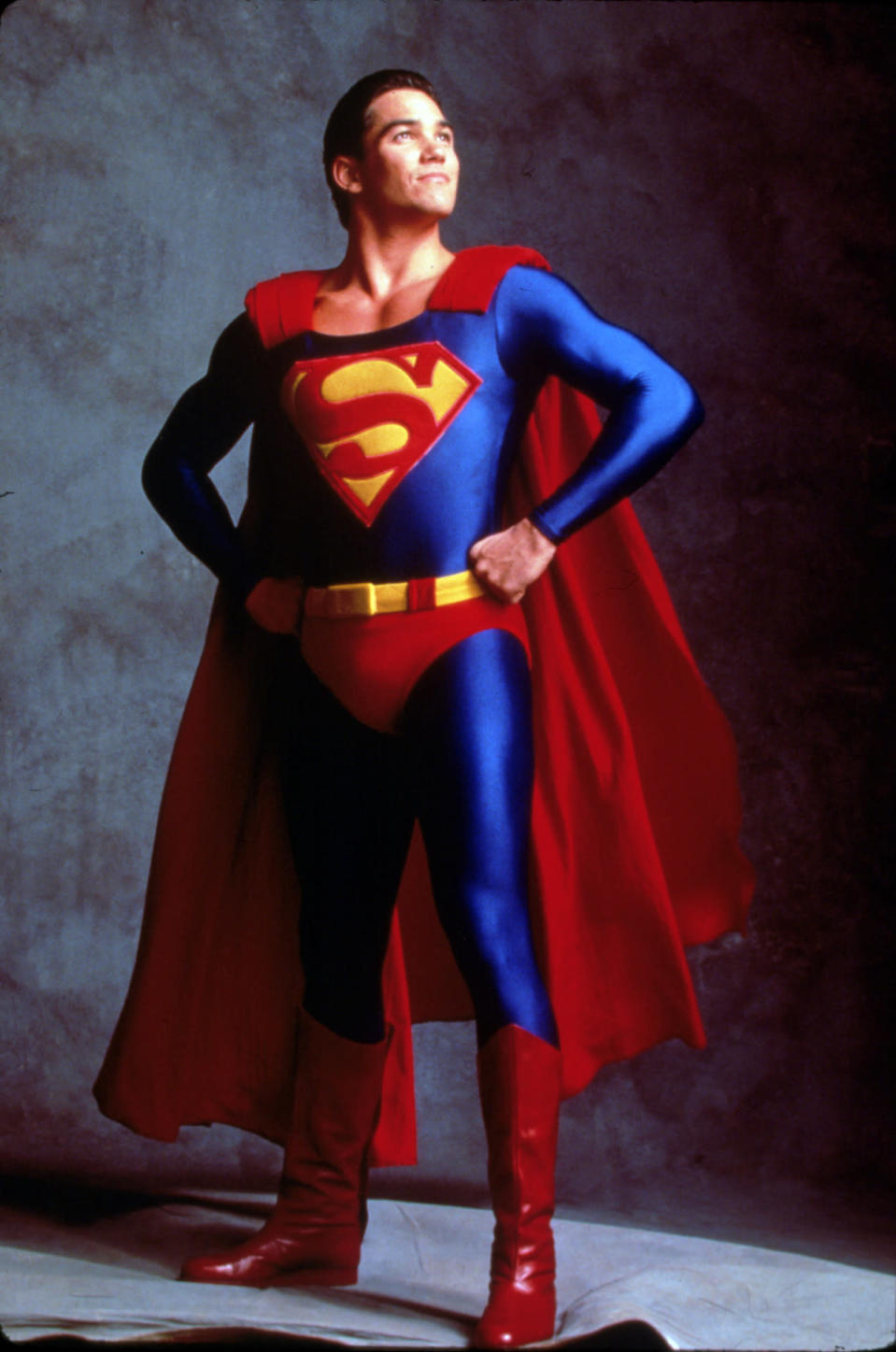 <p>En el año 1993 Dean Cain protagonizó la serie “Loise y Clark: Las nuevas aventuras de Superman”. La serie batió todos los récords de audiencia y como efecto secundario catapultó la carrera de sus protagonistas Dean Cain y Teri Hatcher.</p><p>Desde 1997, Dean no ha tenido mucho éxito, y sólo ha participado en producciones de bajo presupuesto. Sufrió como muchos estigma de los grandes superhéroes, que quedan encasillados a un personaje y allí queda su futuro actoral.</p>