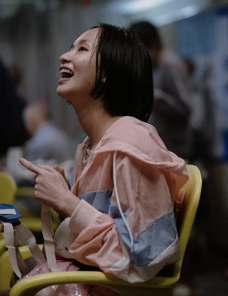 ▲梁雍婷在《白日之下》片中飾演智力障礙女院友。（圖／翻攝梁雍婷臉書）