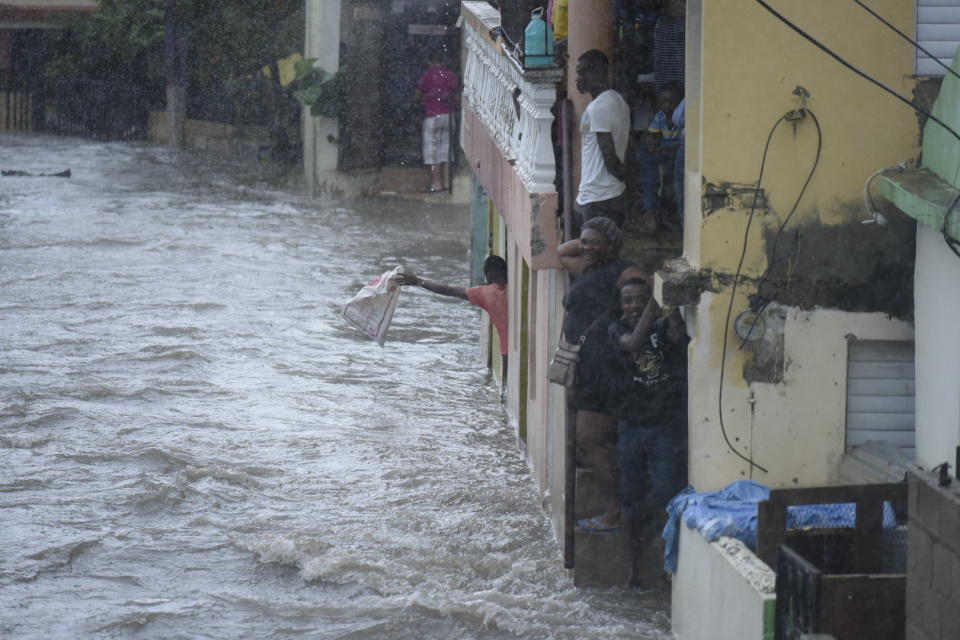 <p>Personas observan una calle inundada hoy, jueves 7 de septiembre, en Santiago de los Caballeros (República Dominicana). Lluvias y vientos desde las 3:00 a.m. de este jueves inundan la calle 4B y 11 del sector Hoya del Caimito, donde al menos 150 casas están inundadas por la creciente del arroyo que cruza por esta barriada. Más de 5.500 personas han sido evacuadas en República Dominicana a causa del poderoso huracán Irma de categoría 5 -la máxima-, que hoy provoca lluvias y fuertes vientos en el noreste del país, tras dejar atrás Puerto Rico. EFE/Luis Tavarez </p>