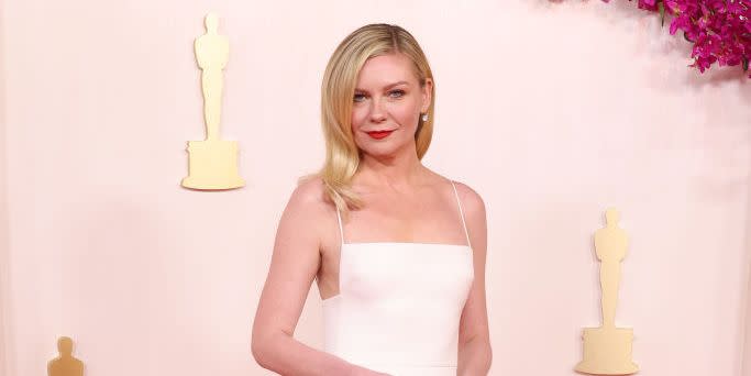 kirsten dunst tripped on the oscars 2024 red carpet