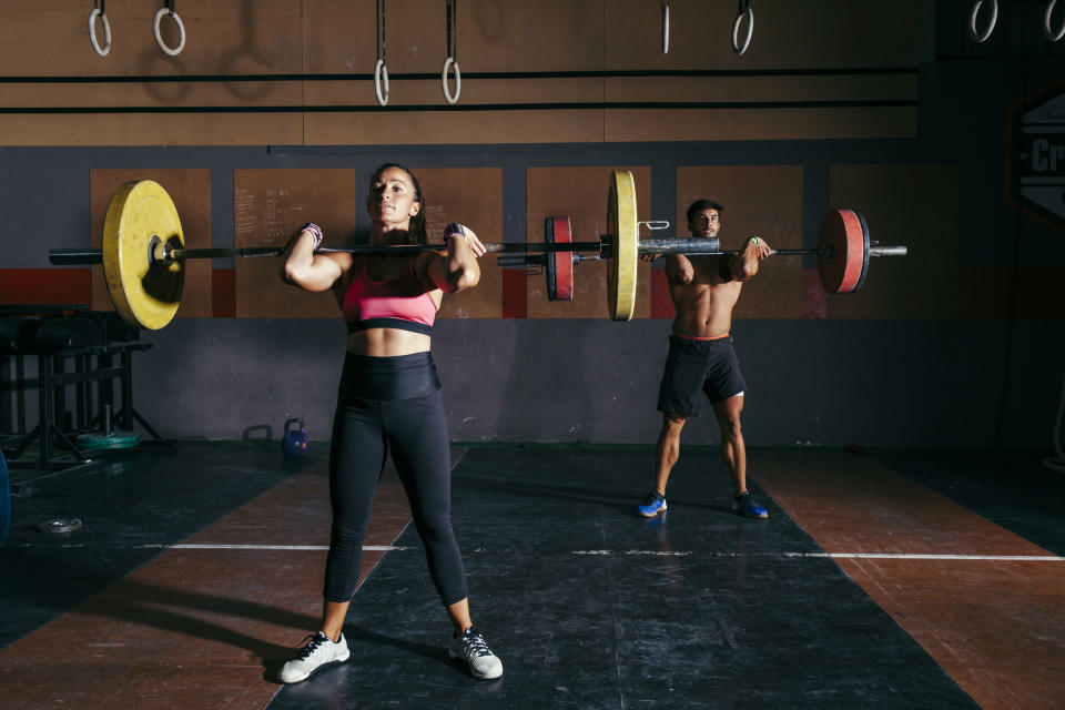 <p>Si quieres quemar más calorías en una hora, pásate al CrossFit. Y es que con este sistema de entrenamiento mejorarás tu resistencia, fuerza, flexibilidad, potencia y equilibrio, entre otras cosas. La recompensa se traducirá en la pérdida de unas 1.600 kcal. (Foto: <a rel="nofollow noopener" href="https://www.freepik.es/foto-gratis/pareja-haciendo-culturismo_1265850.htm" target="_blank" data-ylk="slk:Freepik;elm:context_link;itc:0;sec:content-canvas" class="link ">Freepik</a>). </p>