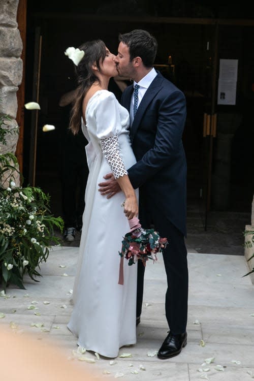 El romántico beso del ya matrimonio