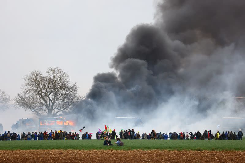 Foto del sábado de una manifestación contra planes de construcción de embaleses en Sainte-Soline, Francia