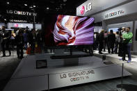 LG hat derweil einen neuen Flachbildschirm für TV-Geräte vorgestellt: Mit weniger als 2,6 Millimetern kommt der neue Fernseher in etwa auf die Tiefe eines handelsüblichen Posters.