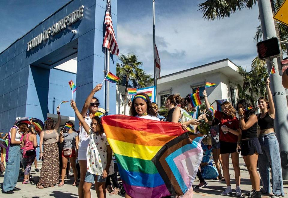 Michelle Arámbula con sus hijas Bianca (izquierda) y Gia Arámbula estaban entre un grupo de vecinos de Surfside que protestaron frente al Ayuntamiento contra la decisión del municipio de no ondear la bandera LGBTQ para el mes del Orgullo, el 28 de junio de 2022.