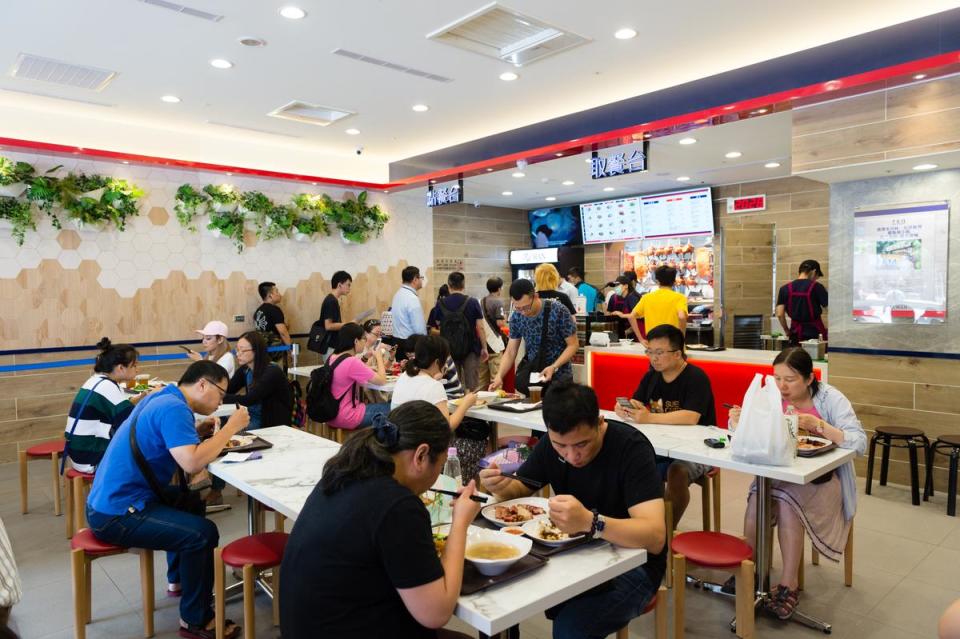 「了凡香港油雞飯‧麵  」採取自助式點餐，打造成快餐店型式。