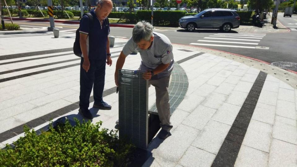 《圖說》技師進行透水保水設施檢查。〈水利局提供〉