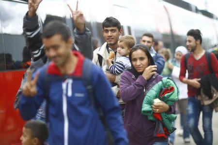 Migrants board a train at the railway station in Nickelsdorf, Austria September 6, 2015. REUTERS/Leonhard Foeger