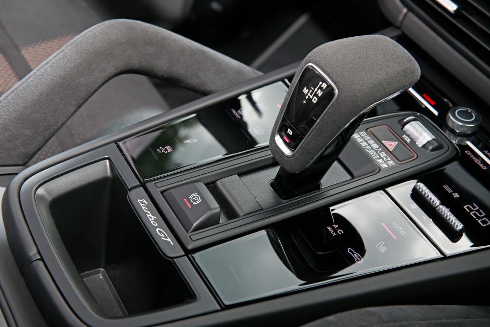 中央鞍座兩側把手與排檔桿均施以Alcantara麂皮包覆，下方Cayenne車系銘牌也特別換上turbo GT字樣。