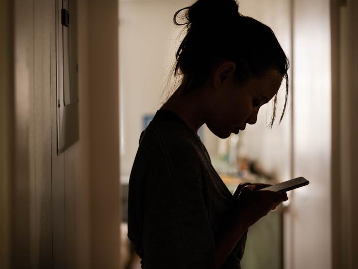 “Teens certainly don't have the same access to their social connections during the pandemic,” one expert tells Yahoo Life. That can lead to more time on social media, which in turn can lead to more mental-health issues. But there are ways for parents to step in. (Photo: Getty Images)