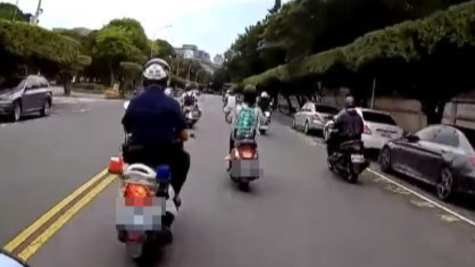 員警獲報趕往立法院。（圖／翻攝自重機車友 ❘ 各區路況、天氣回報中心 臉書）