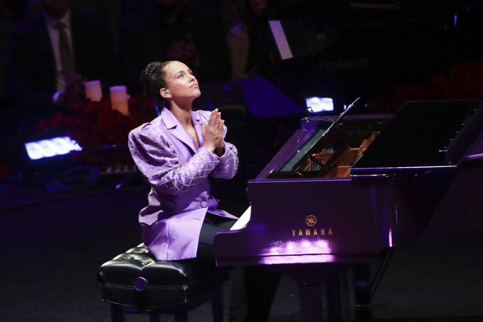 Alicia Keys agradece luego de su interpretación durante un homenaje a Kobe Bryant y su hija Gianna, el lunes 24 de febrero de 2020, en Los Ángeles. (AP Foto/Marcio Jose Sanchez)