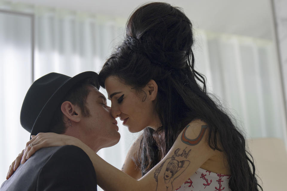 En esta imagen proporcionada por Focus Features, Jack O'Connell como Blake Fielder-Civil, izquierda, y Marisa Abela como Amy Winehouse, en una escena de "Back to Black". (Focus Features vía AP)