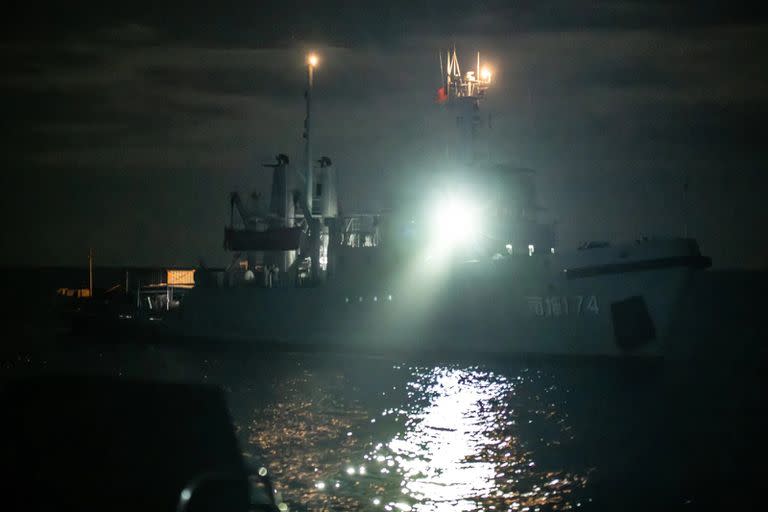 Un barco del Ejército Popular de Liberación de China interceptó un barco que transportaba a periodistas del Times en mayo frente a Mischief Reef.