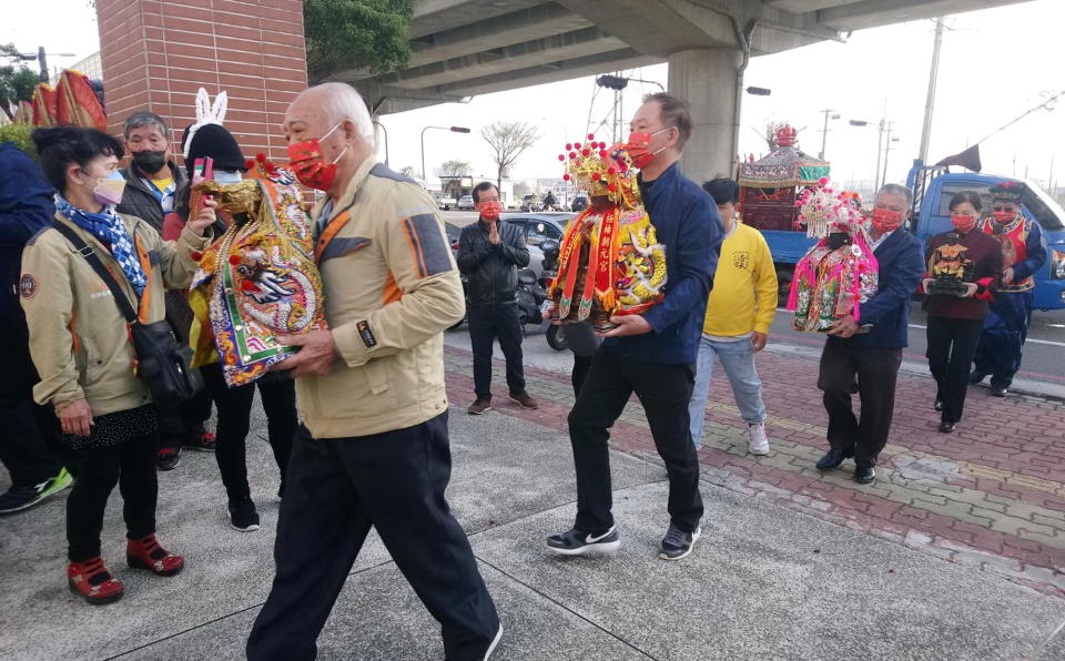 梧棲區各界恭迎神農大帝、媽祖及土地公至梧棲區農會本部，舉行祭拜神農大帝祭典，這是全國唯一舉辦致祀神農大帝祭典的農會。（記者陳金龍攝）