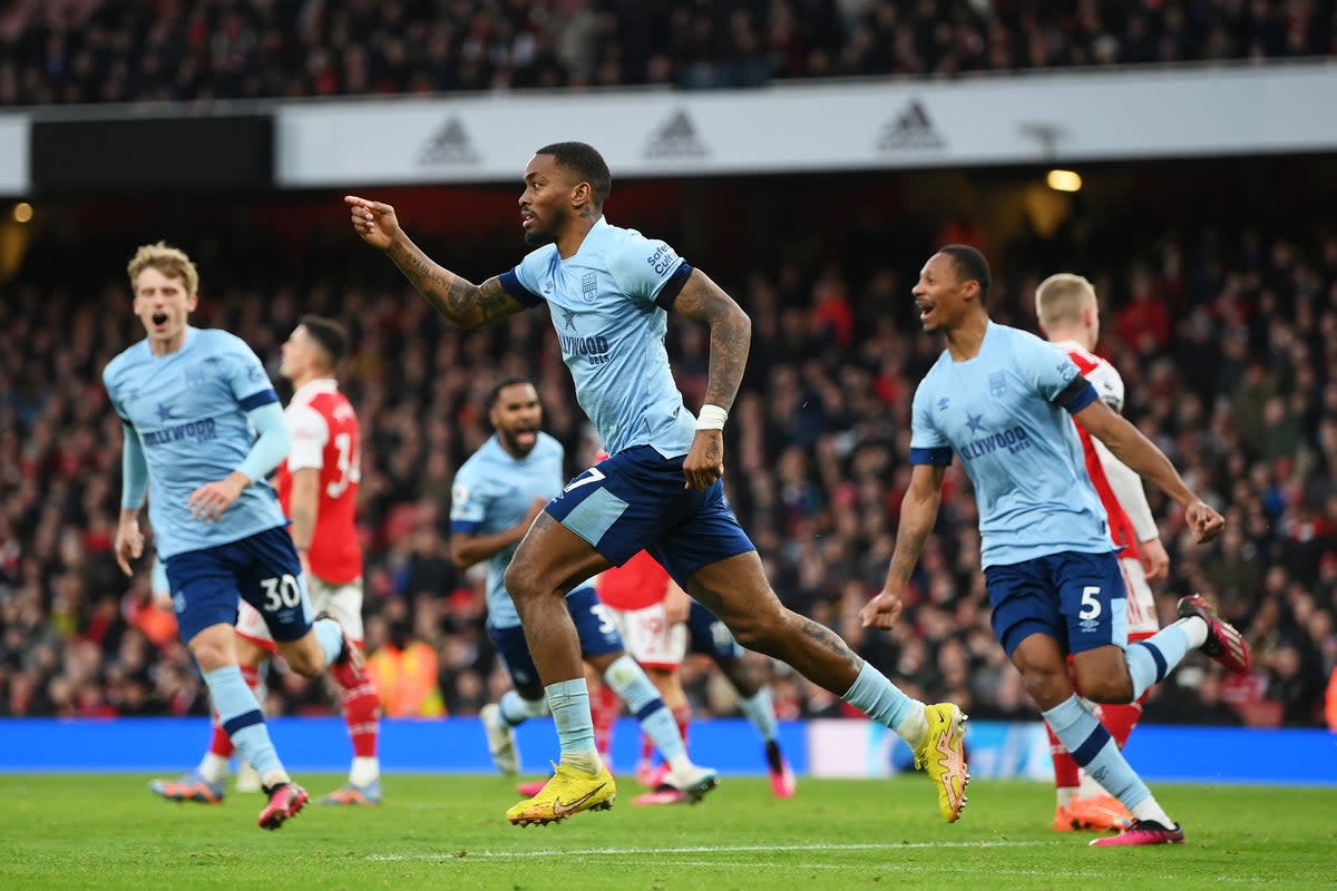 Ivan Toney of Brentford celebrates with teammates at Arsenal (Getty Images)