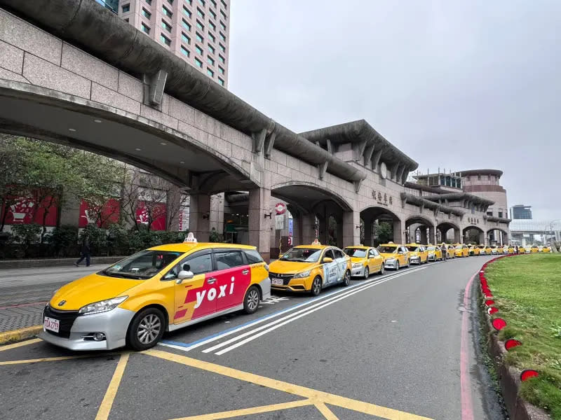 ▲各縣市的高鐵、台鐵車站外面，總能看到常常一排計程車，整齊的排著隊等待乘客上門。（示意圖／NOWnews資料照片）