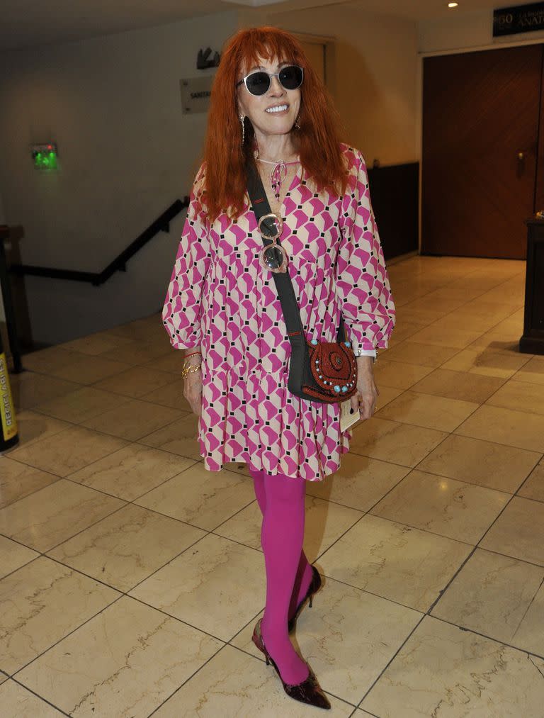 Linda Peretz y un colorido look para su salida al teatro