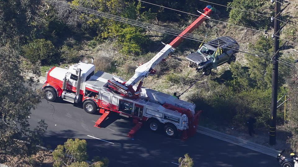 Arbeiter bargen Tiger Woods Auto nach seinem schlimmen Unfall in Los Angeles. (Mark J. Terril für For The Times)