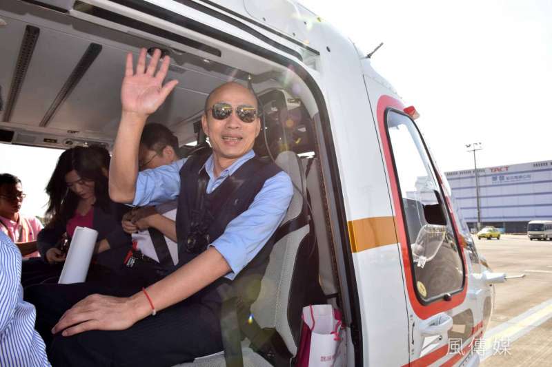 高雄市長韓國瑜市府團隊搭乘直升機視察愛河流域。 （圖／徐炳文攝）