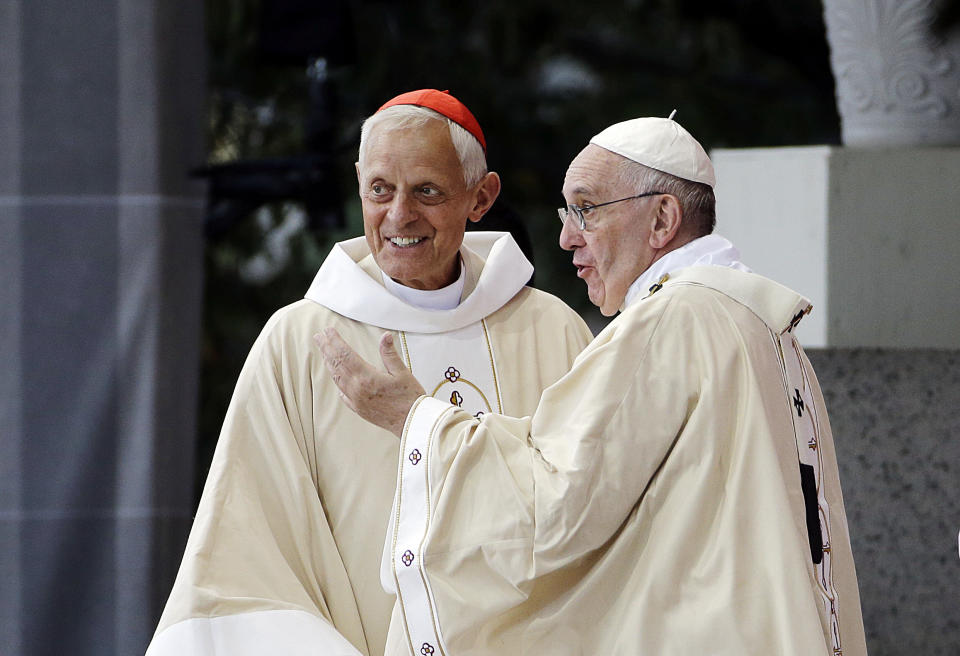 El cardenal Donald Wuerl, arzobispo de Washington, junto con el papa Francisco tras la celebración de una misa en Washington, el 23 de septiembre del 2015. (AP Photo/David Goldman, File)