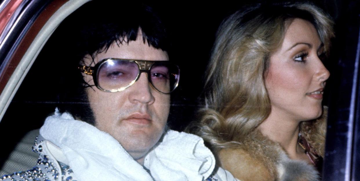 elvis presley with girlfriend linda thompson arrive at hotel after concert march 21, 1976