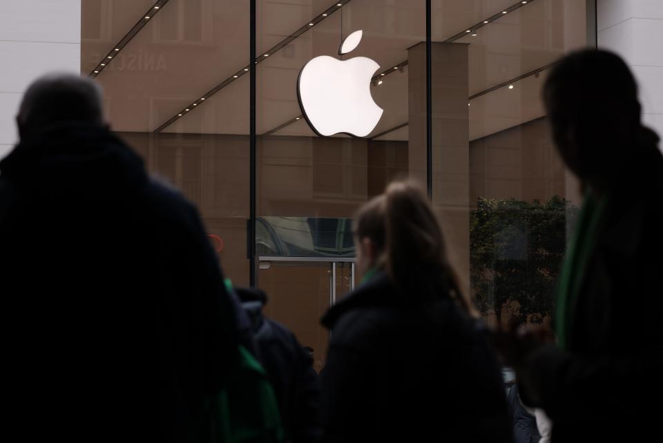 Menschen gehen am 25. März 2024 an einem Apple Store in Berlin, Deutschland, vorbei. - Copyright: Sean Gallup/Getty Images