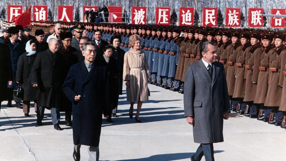 El expresidente de EE.UU. Richard Nixon es recibido por una comitiva militar china