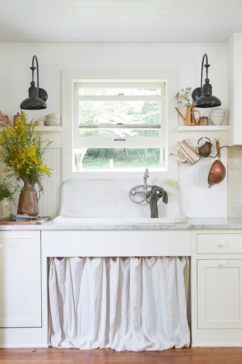 Modern Meets Rustic In These Perfectly Balanced Farmhouse Kitchens