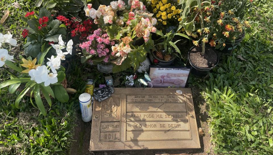 La lápida de Ayrton Senna Da Silva en el Cementerio de San Pablo.