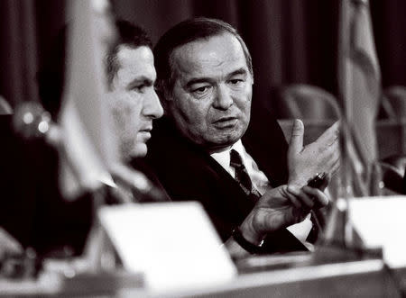 Uzbekistan's President Islam Karimov (R) talks with Armenia's President Levon Ter-Petrosyan during a news conference in Almaty, Kazakhstan, December 21, 1991. Picture taken December 21, 1991. REUTERS/Shamil Zhumatov/File Photo