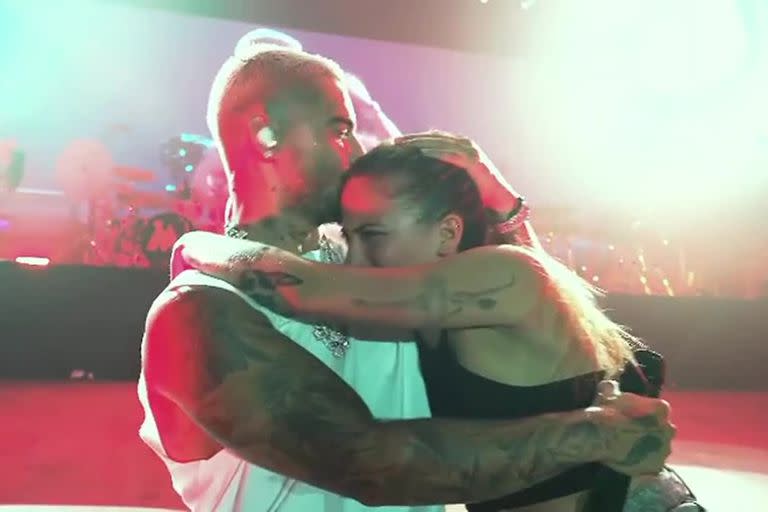 Maluma hizo caso al pedido de una de sus fans durante un recital y le cumplió el sueño