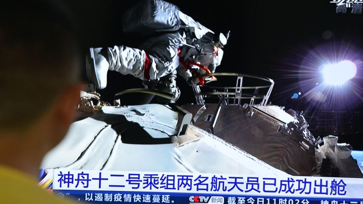 Fernsehbild der Live-Übertragung des Weltraumspaziergangs der beiden chinesischen Astronauten.