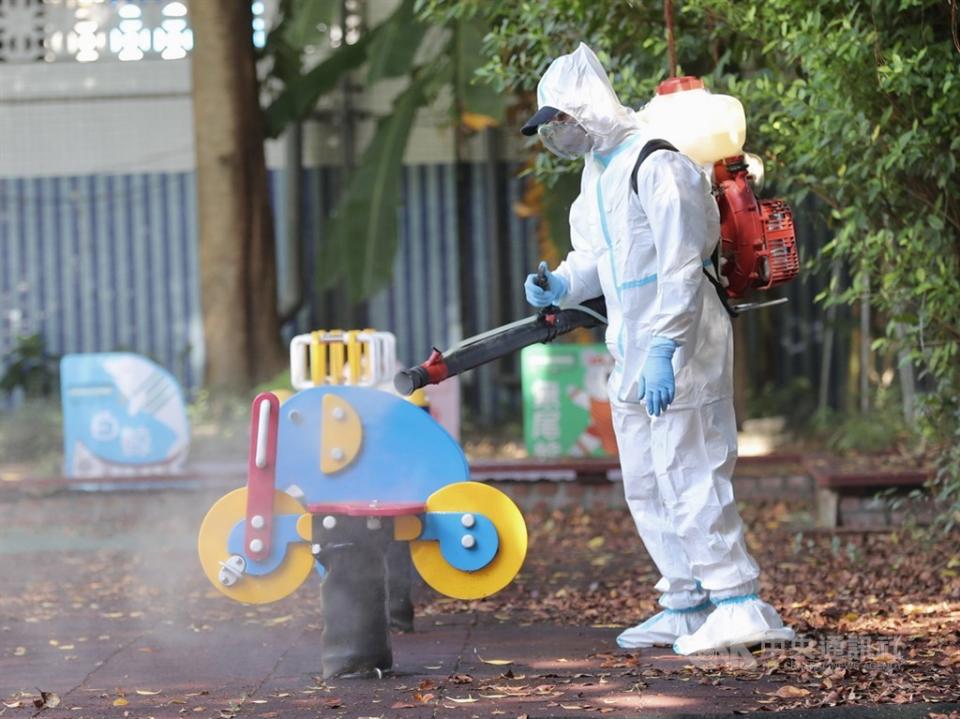 消毒人員對幼兒園遊樂器具進行清消。（中央社＼檔案照片）