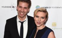 <p>Scarlett Johannsons Bruder Hunter machte schon oft eine gute Figur als Begleitung seiner berühmten Schwester auf dem roten Teppich. Ansonsten engagiert er sich mit seiner Firma Solar Responders für den Einsatz von Solarzellen auf den Dächern von Feuerwehrstationen. (Bild: Jamie McCarthy/Getty Images for Friends of Rockaway)</p> 