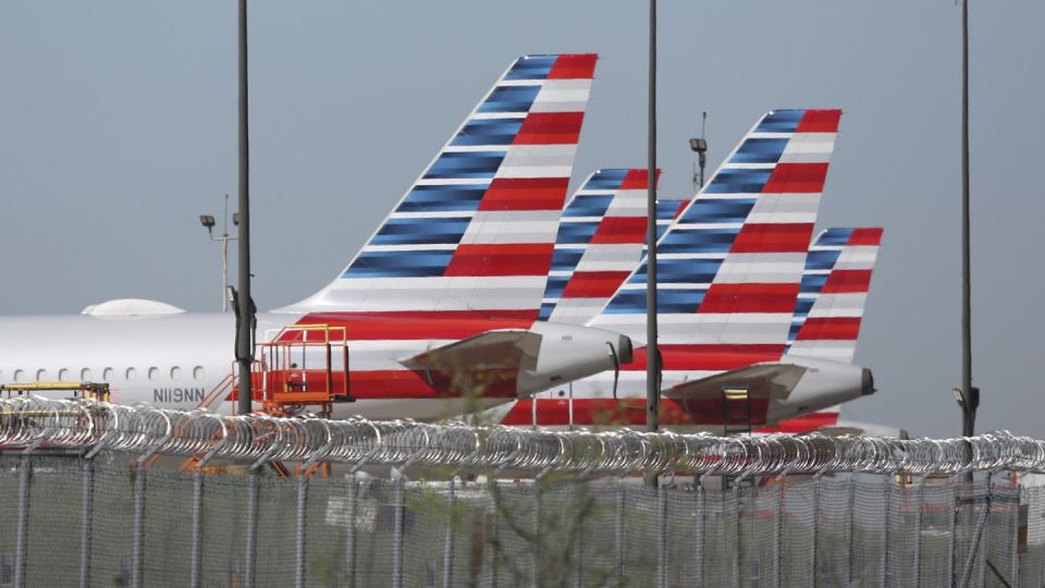 Flugzeuge von American Airlines stehen auf dem internationalen Flughafen Dallas/Fort Worth.