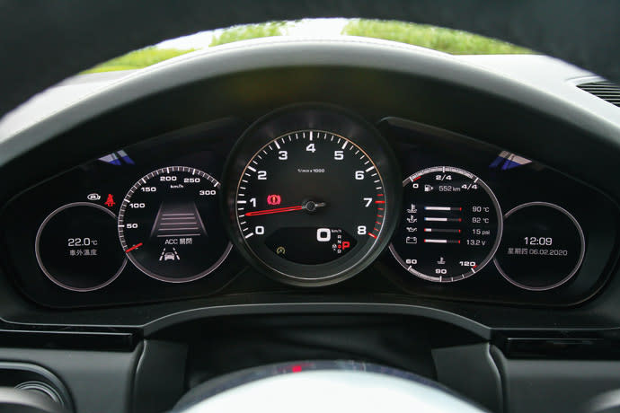 儀錶板還是維持Porsche的傳統五環樣式。版權所有/汽車視界