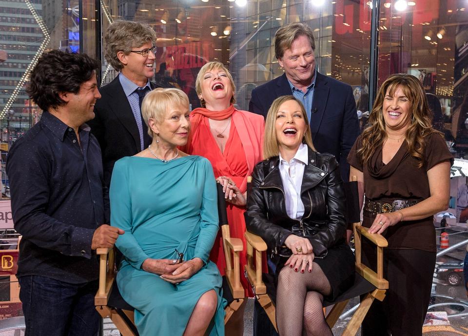 Varios miembros del reparto se reunieron en 2014 en el programa 'Extra'. Matthew Labyorteaux, Alison Arngrim, Dean Butler, Rachel Lindsay Greenbush, Karen Grassle y Melissa Sue Anderson no faltaron al reencuentro, al que también asistió el hijo de Michael Landon. (Foto: D Dipasupil / Getty Images)