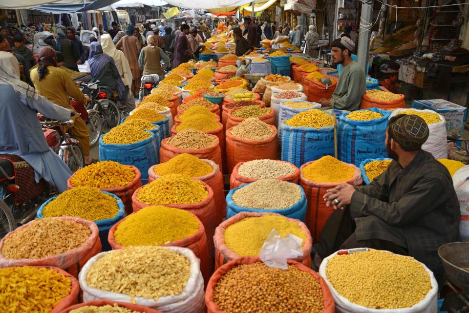 8 de abril de 2024: La gente compra frutos secos antes de Eid al-Fitr, que marca el final del mes sagrado del Ramadán, en un mercado de Kandahar.